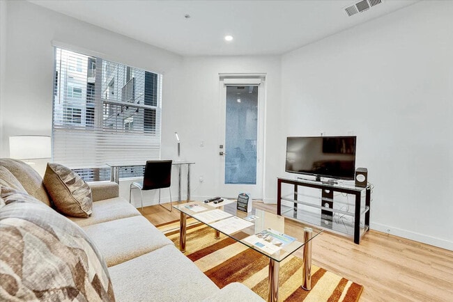 593 Camino De La Reina in San Diego, CA - Building Photo - Building Photo