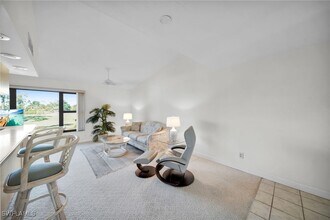 5625 Trailwinds Dr in Ft. Myers, FL - Building Photo - Building Photo