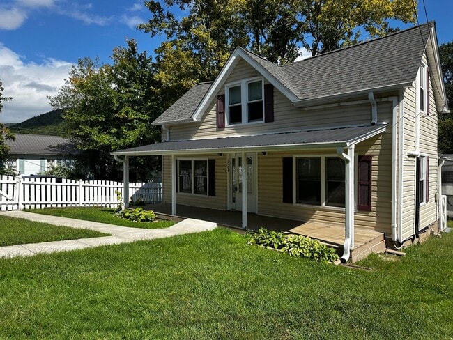 1004 Montreat Rd in Black Mountain, NC - Building Photo - Building Photo