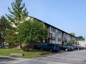 Foxwood Manor in Bowling Green, OH - Building Photo - Building Photo