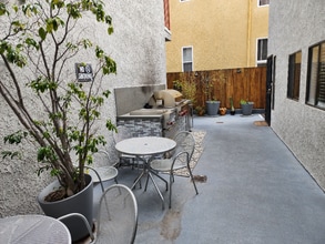 11630 Chenault St in Los Angeles, CA - Foto de edificio - Building Photo