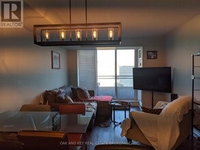 245 Davisville Ave in Toronto, ON - Building Photo - Building Photo