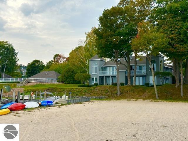 776 N Yacht Club Dr in Suttons Bay, MI - Foto de edificio