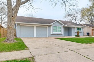 5330 Hialeah Dr in Houston, TX - Building Photo - Building Photo