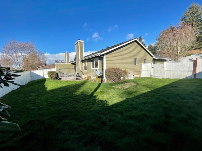 2742 Sylvan Dr W in University Place, WA - Foto de edificio - Building Photo