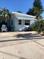 11105 1st St E, Unit 2 in Treasure Island, FL - Building Photo