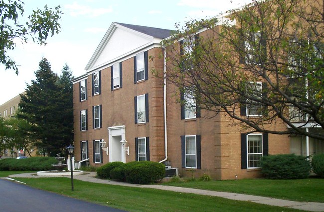 Versailles Place Apartments in Rockford, IL - Building Photo - Building Photo