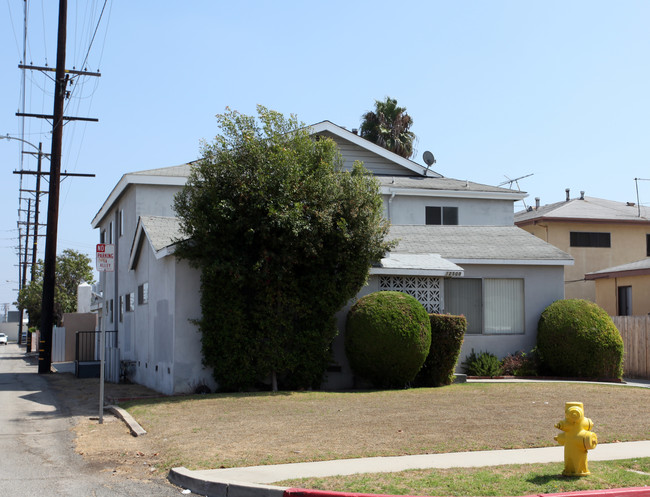 12500 Kornblum Ave in Hawthorne, CA - Foto de edificio - Building Photo