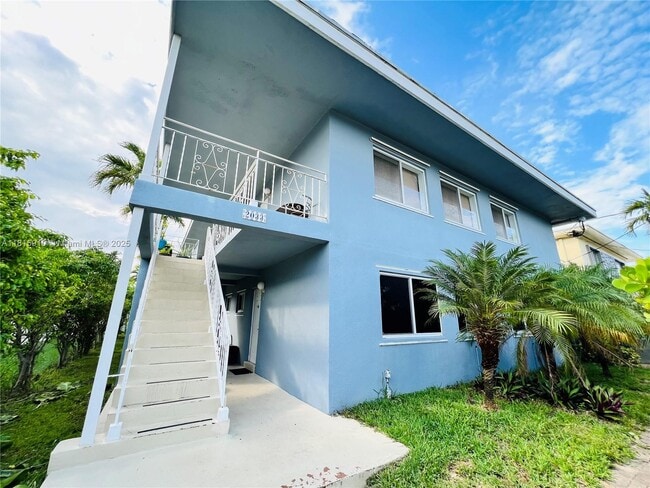2033 Calais Dr in Miami Beach, FL - Foto de edificio - Building Photo