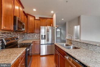 11723 Palm Desert Pl in Waldorf, MD - Foto de edificio - Building Photo