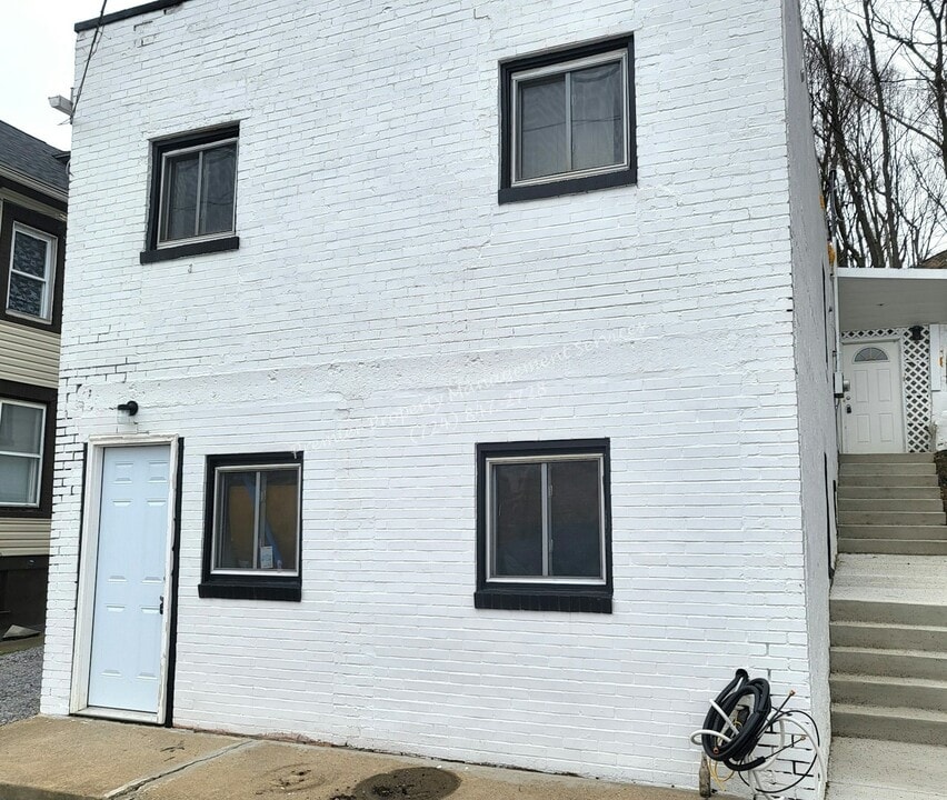 909 Harmony Ave in New Brighton, PA - Building Photo