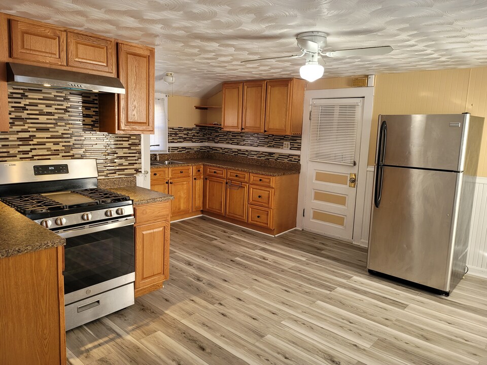 214 Somerset Ave, Unit Apartment 2 in Taunton, MA - Foto de edificio