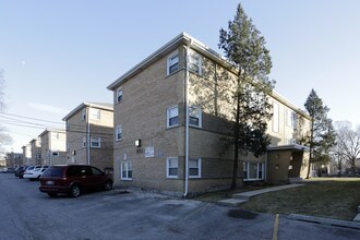 1217-1301 E Roosevelt Rd in Wheaton, IL - Foto de edificio - Building Photo