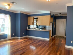 81 Westminster Ave, Unit #F in Boston, MA - Foto de edificio - Building Photo