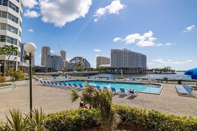 property at 905 Brickell Bay Dr
