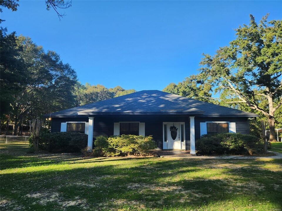 1174 Old Prattville Rd in Millbrook, AL - Foto de edificio