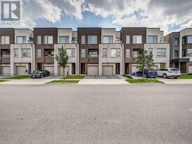 212 Huguenot Rd in Oakville, ON - Building Photo