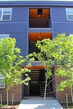 1906 SE Tacoma St in Portland, OR - Foto de edificio - Building Photo