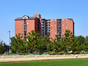 Woodlake Point Condominiums in Richfield, MN - Building Photo - Building Photo