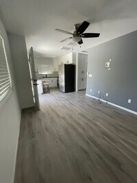 703 W College St photo'