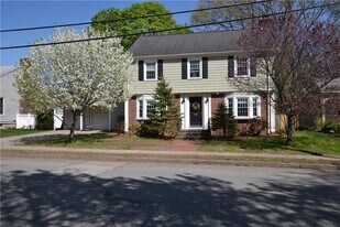 42 Alexander McGregor Rd in Pawtucket, RI - Building Photo
