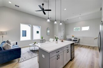 846 Elkhart St-Unit -E in Houston, TX - Foto de edificio - Building Photo