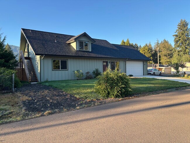 658 SW Cedar St in Mill City, OR - Building Photo - Building Photo