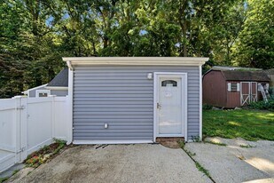 143 Walnut Rd, Unit B in Kings Park, NY - Building Photo