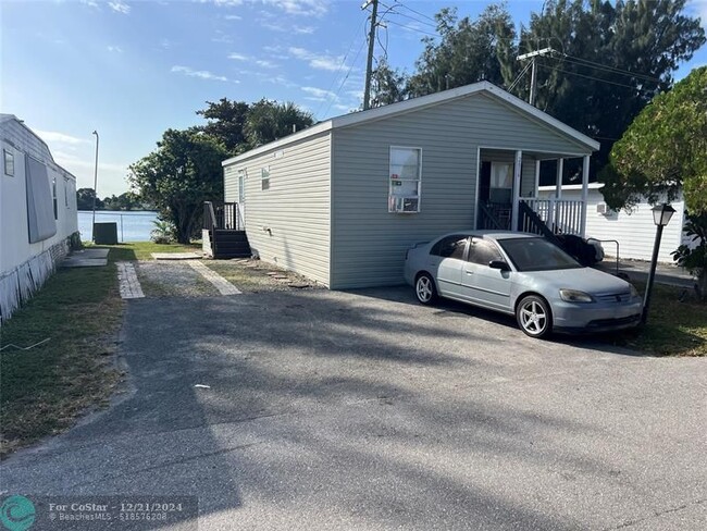 2816 NW 29th St in Oakland Park, FL - Foto de edificio - Building Photo