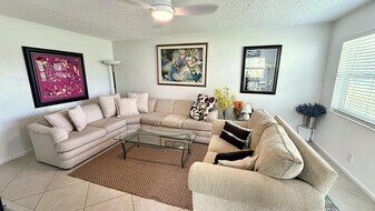 316 Markham Crescent in Deerfield Beach, FL - Building Photo
