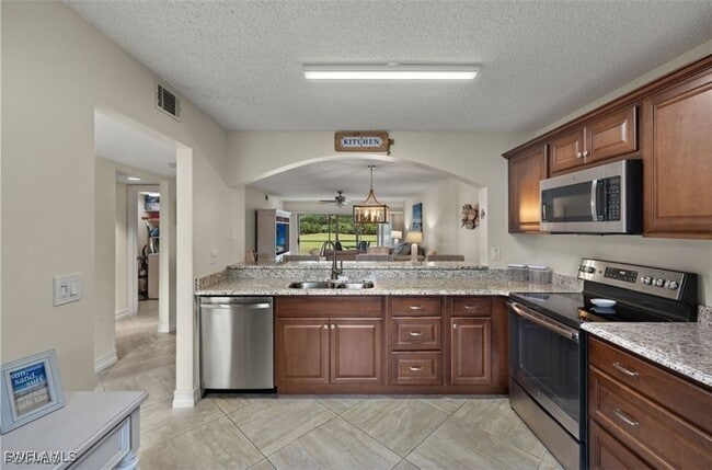 7025 Dennis Cir in Naples, FL - Building Photo - Building Photo