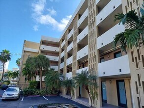 301 Golden Isles Dr in Hallandale Beach, FL - Foto de edificio - Building Photo