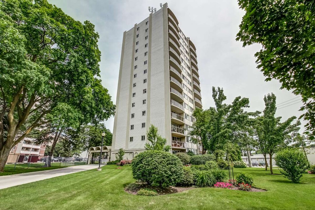 Pine Terrace Apartments in Burlington, ON - Building Photo