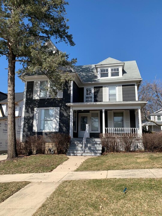 23 W Franklin Ave in Naperville, IL - Foto de edificio
