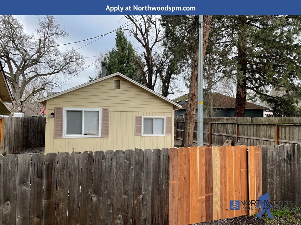 744 Beall Ln in Central Point, OR - Building Photo