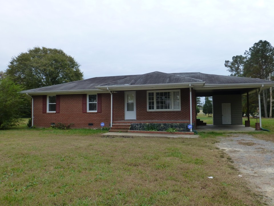 114 Abraham Ave in Emporia, VA - Building Photo