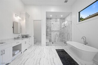 2749 Medallist Ln in Naples, FL - Foto de edificio - Building Photo