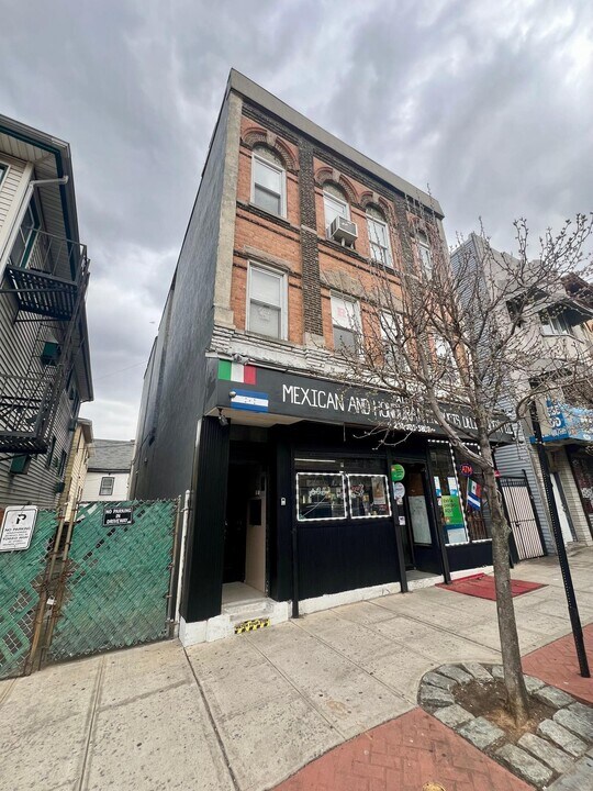 1505 Summit Ave in Union City, NJ - Building Photo
