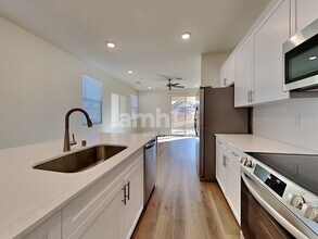 525 Speckled Orchid Pl in Henderson, NV - Building Photo - Building Photo