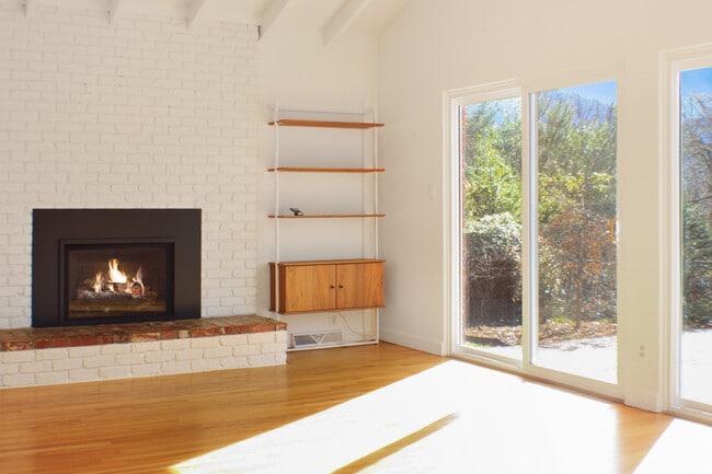 21 Woodbury Rd in Asheville, NC - Foto de edificio - Building Photo