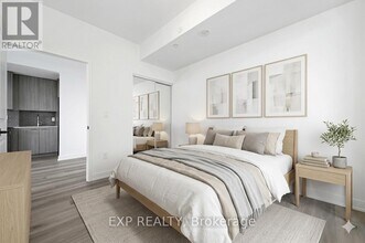 2075 Lakeshore Rd. in Burlington, ON - Building Photo - Building Photo