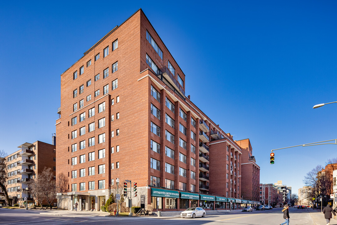 Westmount Place in Westmount, QC - Building Photo