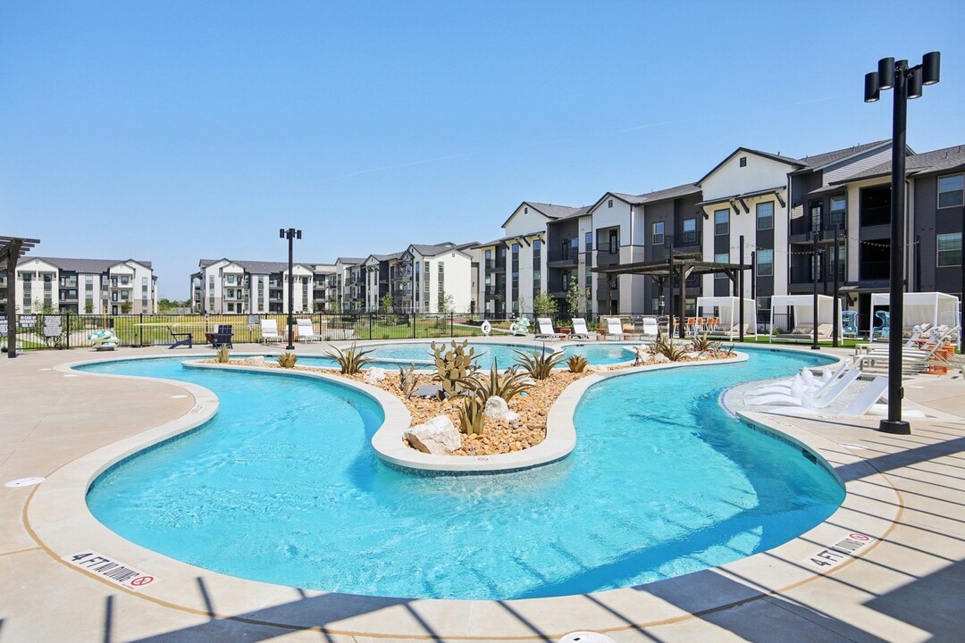 View at Manor Crossing in Manor, TX - Foto de edificio