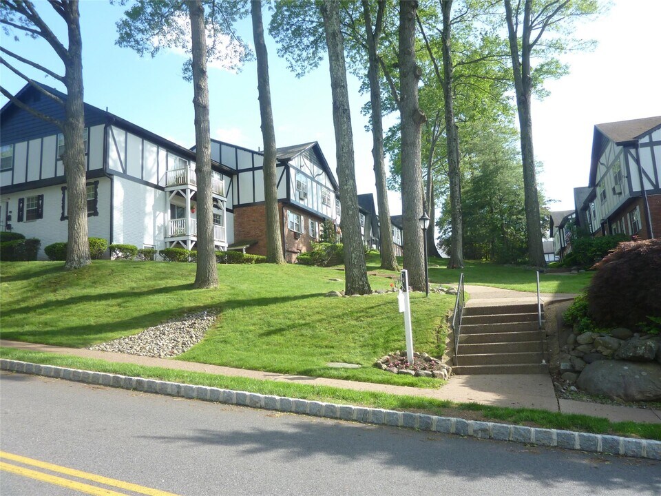 133 B Parkside Dr-Unit -133 B in Suffern, NY - Building Photo