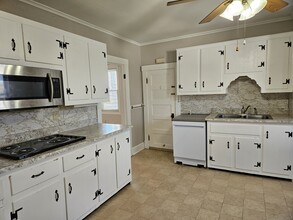 225 Unionville Ave in Plainville, CT - Building Photo - Building Photo