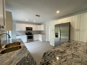 1807 Lk Crst Ave in Brandon, FL - Building Photo - Building Photo