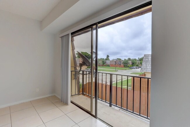 744 Springdale Cir in Palm Springs, FL - Building Photo - Building Photo