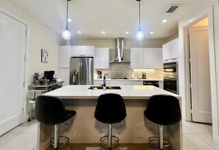 6482 NW 103rd Psge in Doral, FL - Building Photo - Building Photo