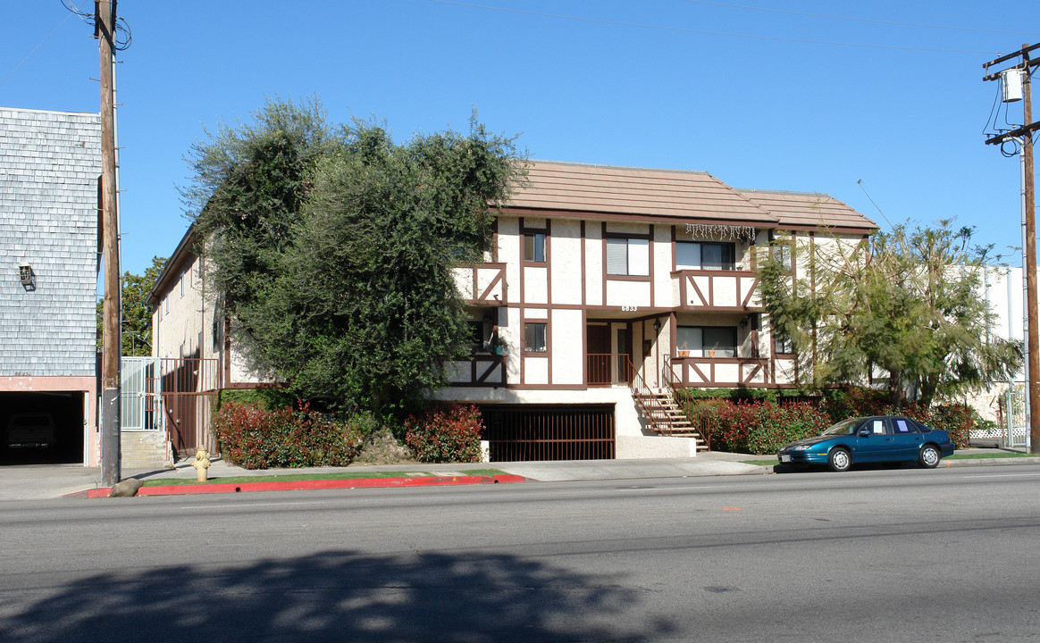 Woodman Manor Apartments in Van Nuys, CA - Building Photo