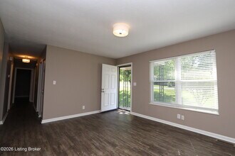 6810 Village Green Blvd in Pewee Valley, KY - Building Photo - Building Photo